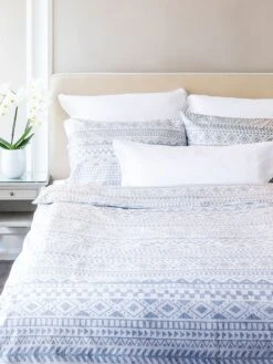 Perkal-Bettwäsche-Set In Blau/ Weiß 3 Perkal-Bettwäsche-Set In Blau/ Weiß -Heimtextil Geschäft avance perkal bettwasche set in blau weiss 3