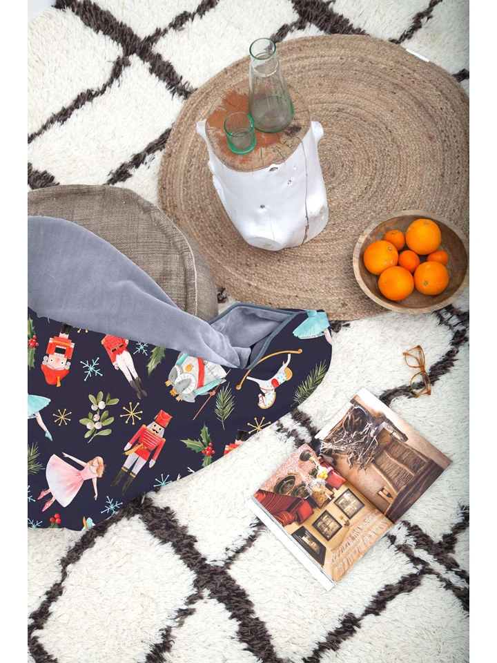 Decke "Christmas Fairy Tale" in Dunkelblau/ Bunt - (L)170 x (B)130 cm Decke "Christmas Fairy Tale" In Dunkelblau/ Bunt - (L)170 X (B)130 Cm -Heimtextil Geschäft tierra bella decke christmas fairy tale in dunkelblau bunt l 170 x b 130 cm 1