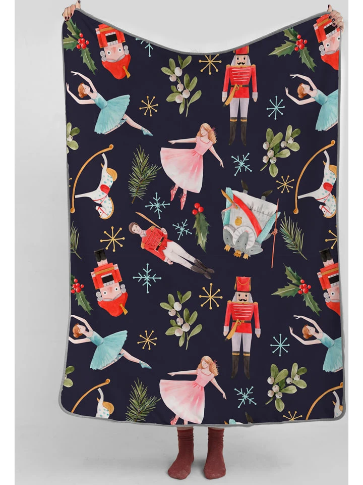 Decke "Christmas Fairy Tale" in Dunkelblau/ Bunt - (L)170 x (B)130 cm Decke "Christmas Fairy Tale" In Dunkelblau/ Bunt - (L)170 X (B)130 Cm -Heimtextil Geschäft tierra bella decke christmas fairy tale in dunkelblau bunt l 170 x b 130 cm